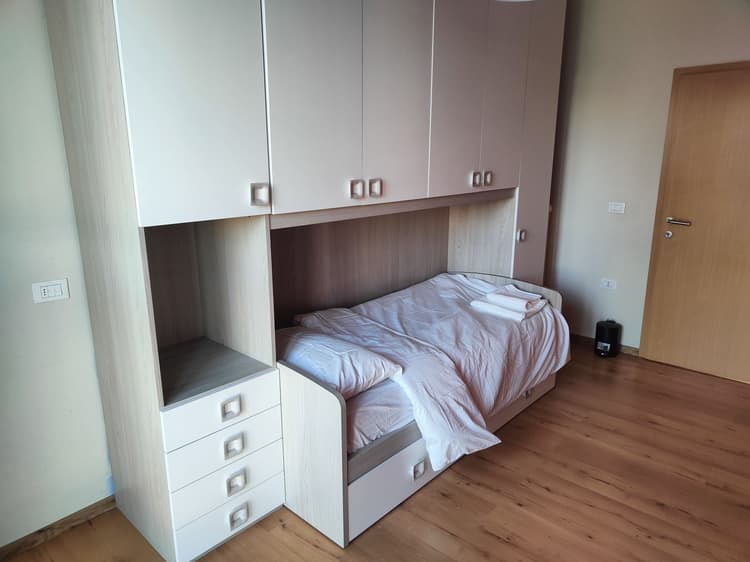 Twin room with shared bathroom