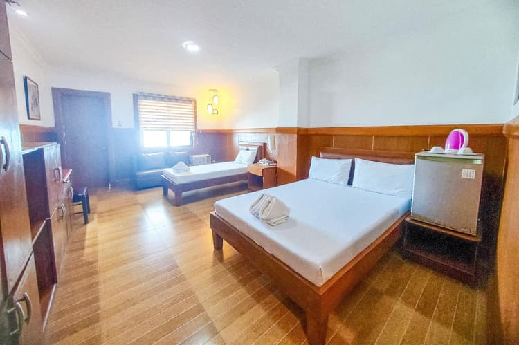 1 Double, 1 Single Beds w/ Balcony - Seaside Grand Room