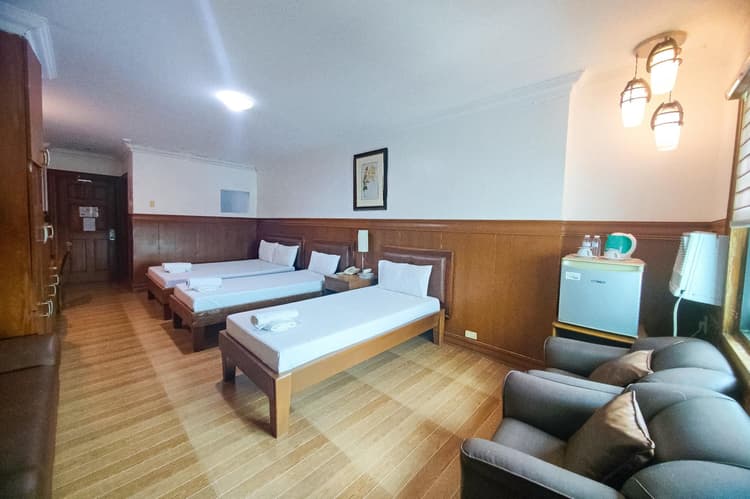 1 Double, 2 Single Beds - Seaside Grand Room