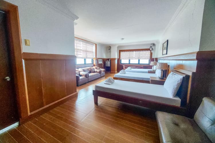 2 Double, 1 Single Beds - Seaside Grand Room