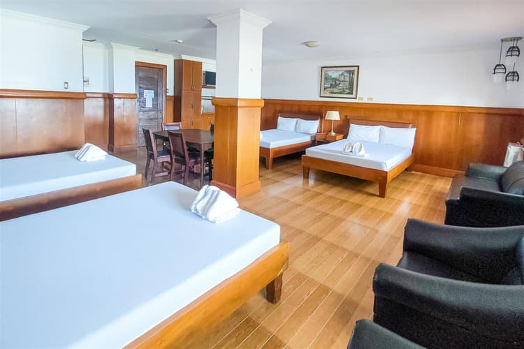 4 Double, 1 Single Beds - Seaside Grand Room