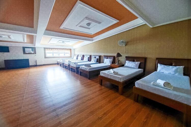7 Single Beds - Seaside Grand Room