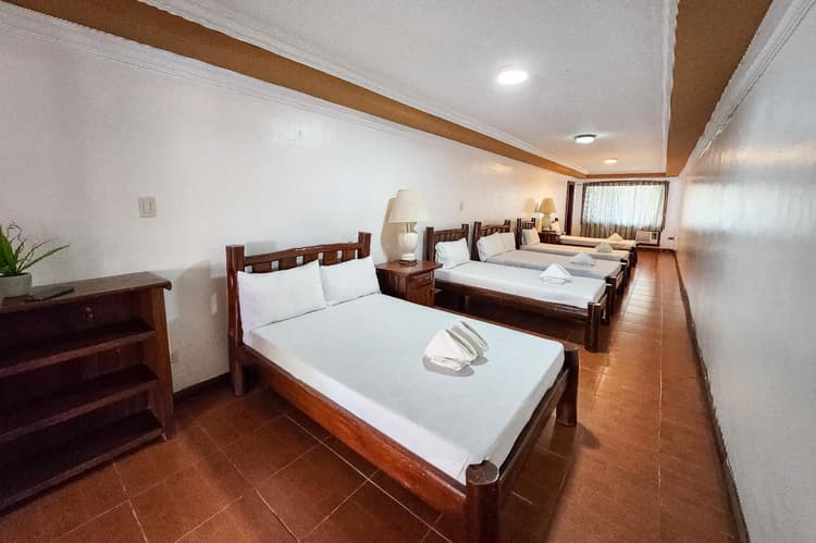 2 Double, 3 Single Beds - Twin Building Room