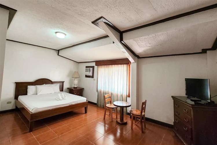 1 King Bed - Twin Building Room