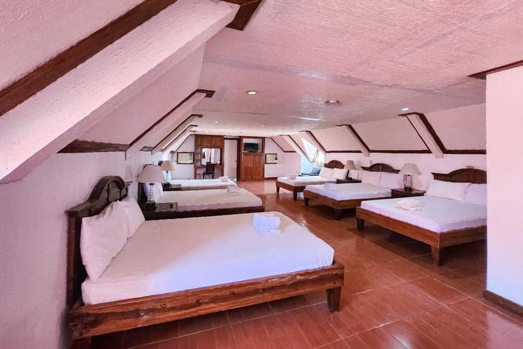 4 Double 2 Single Beds - Twin Building Room