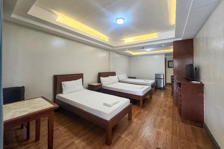 2 Double 1 Single Beds - Legacy Rooms