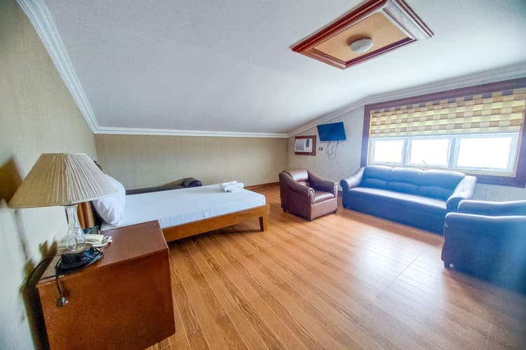 1 Double Bed Attic - Seaside Grand Room