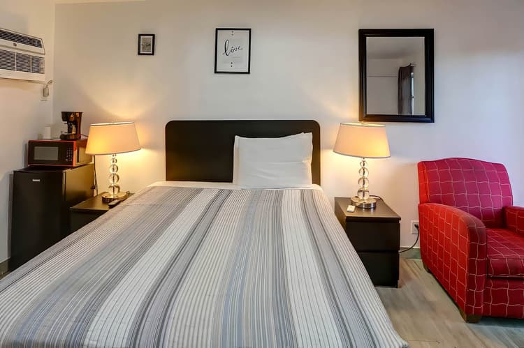 400 - Hotel Room