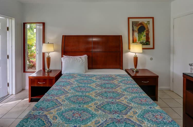 000 - Hotel Room