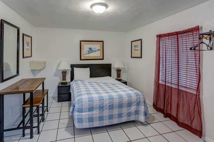 000 - Hotel Room