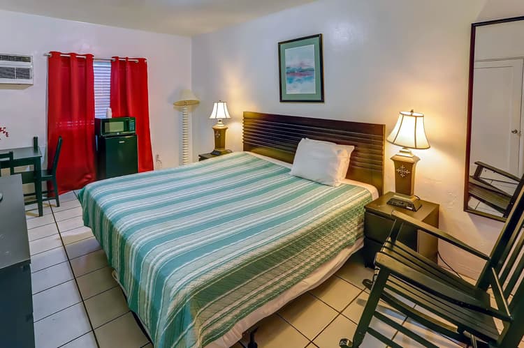 100 - Hotel Room