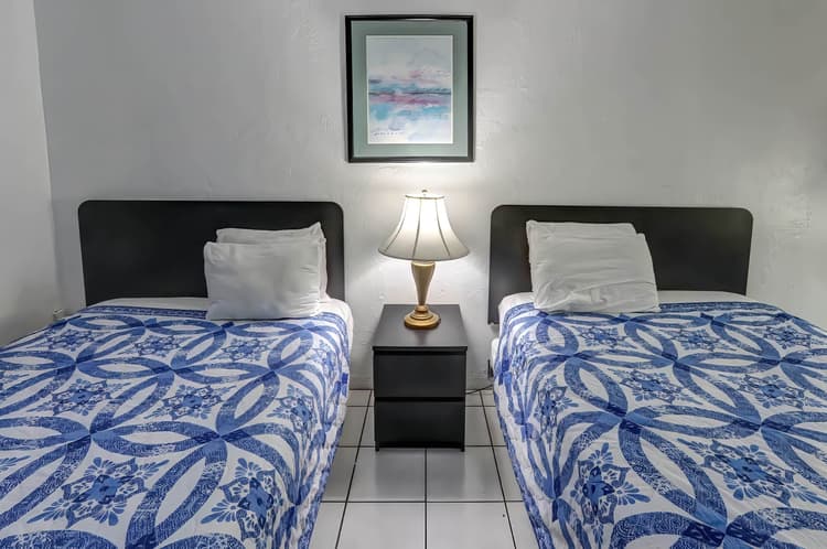 100 - Hotel Room