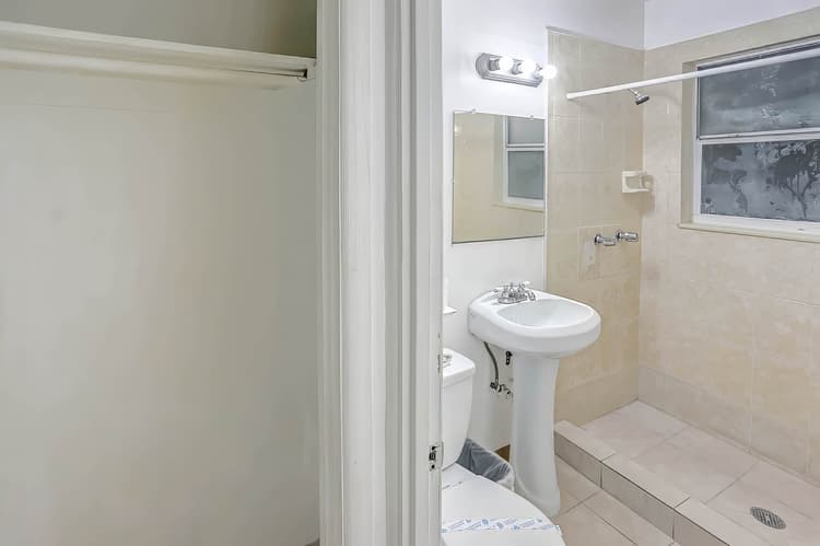 500 - Hotel Room Small