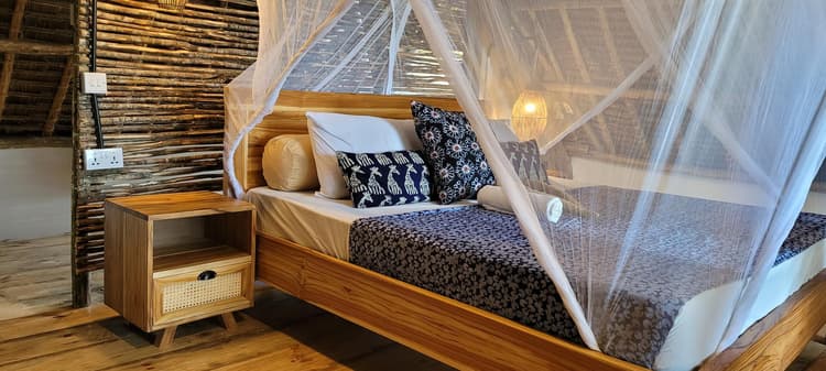 Mwendokasi: Double room 2nd floor with private balcony, seaview