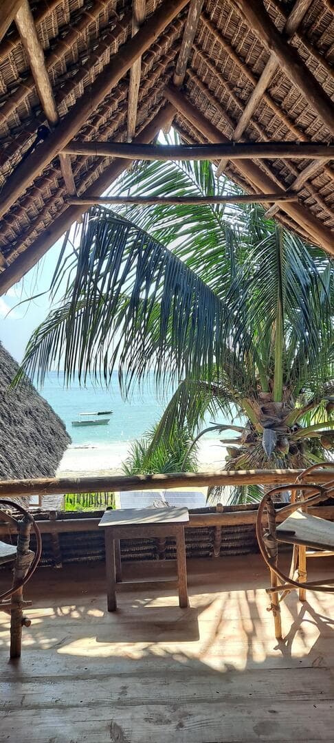 Mwendokasi: Double room 2nd floor with private balcony, seaview