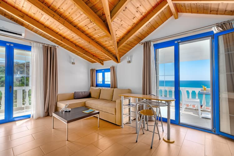 Luxurysouite with 2 seperate rooms, kitchen and seaview