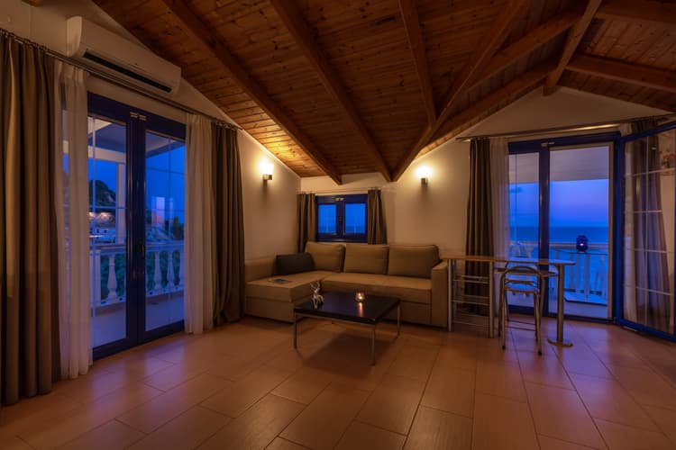 Luxurysouite with 2 seperate rooms, kitchen and seaview