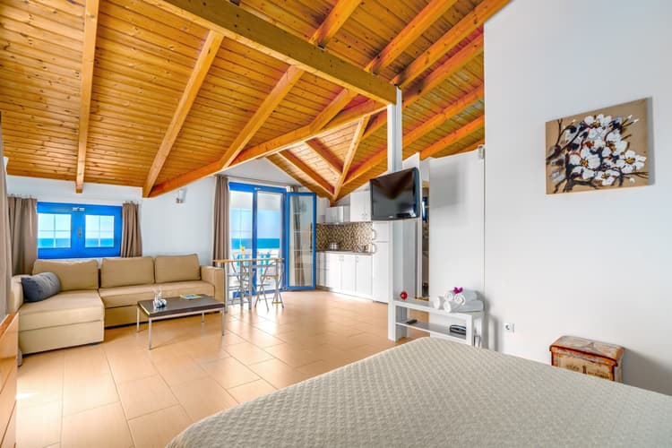 Luxurysouite with 2 seperate rooms, kitchen and seaview