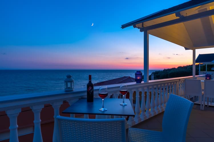 Luxurysouite with 2 seperate rooms, kitchen and seaview