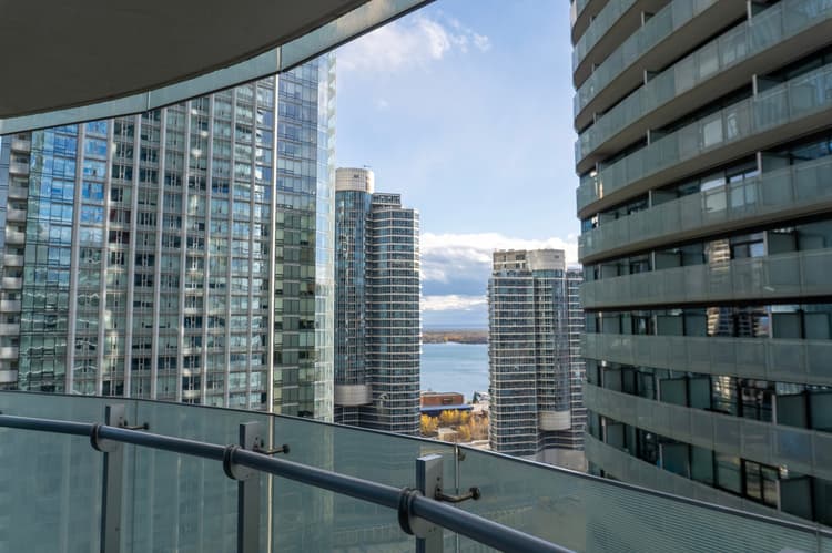 1805-2Bdr+ Den, 4-Bed, CN Tower View with parking