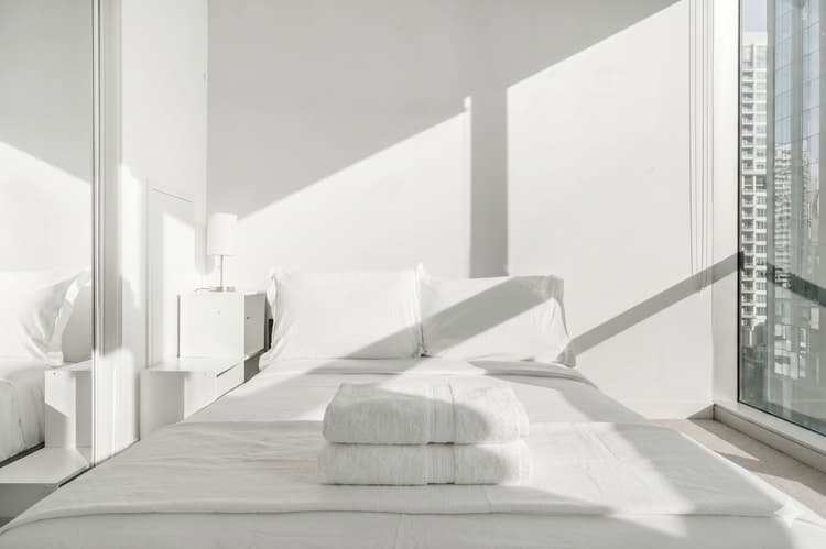 2Bdr+ Den, 4-Bed, CN Tower View with parking