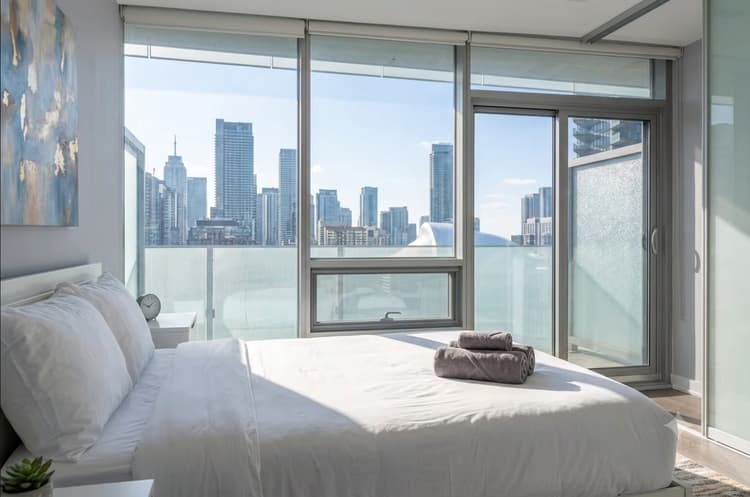 2Bdr+ Den, 4-Bed, CN Tower View with parking
