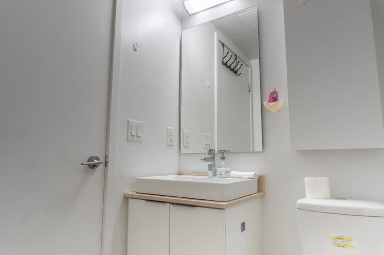 1805-2Bdr+ Den, 4-Bed, CN Tower View with parking