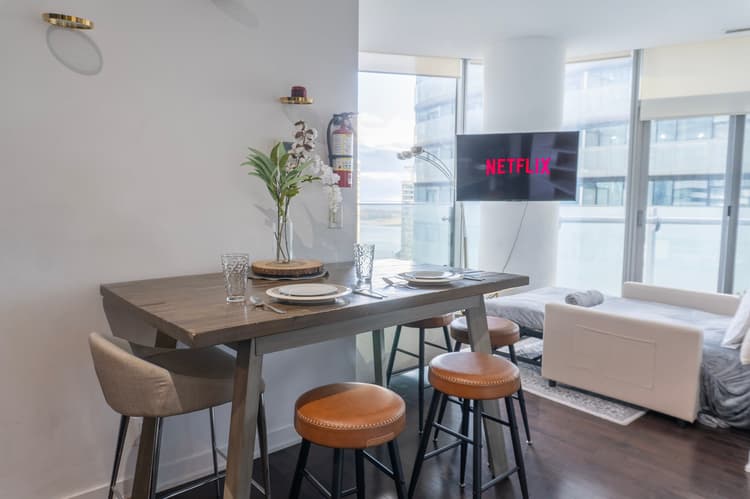 1805-2Bdr+ Den, 4-Bed, CN Tower View with parking