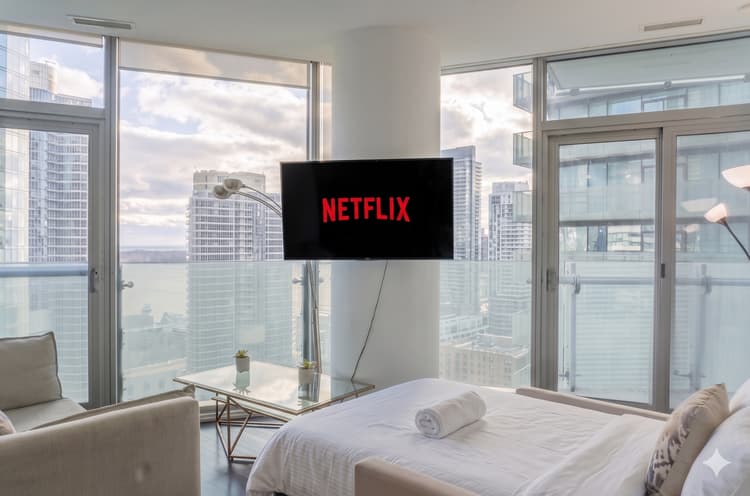 2Bdr+ Den, 4-Bed, CN Tower View with parking