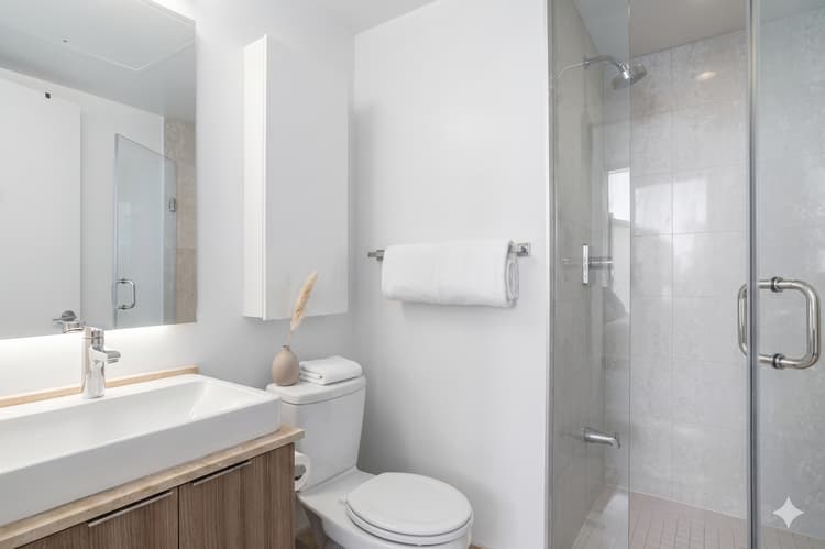 2Bdr+ Den, 4-Bed, CN Tower View with parking