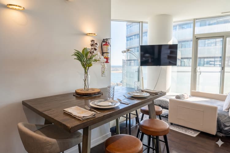 2Bdr+ Den, 4-Bed, CN Tower View with parking
