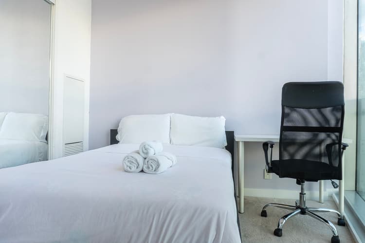 1805-2Bdr+ Den, 4-Bed, CN Tower View with parking