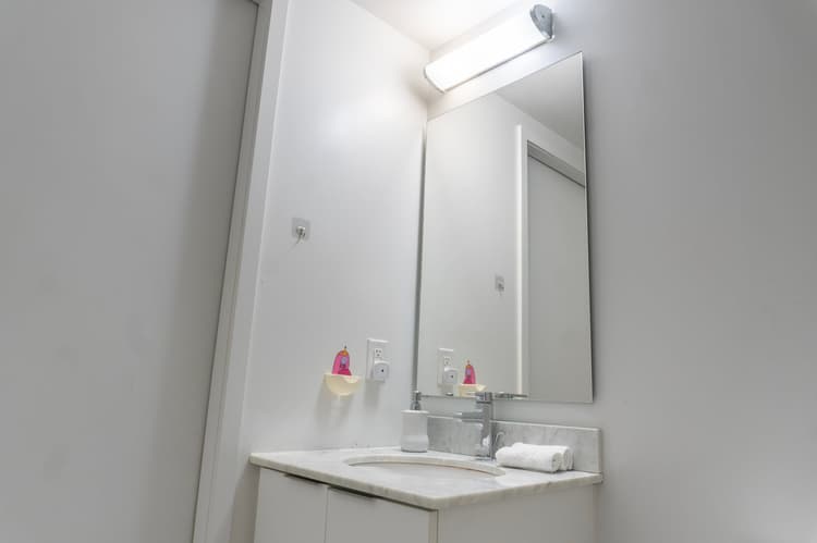 1805-2Bdr+ Den, 4-Bed, CN Tower View with parking