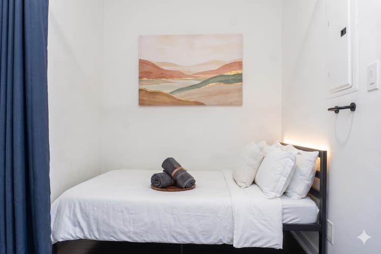 2Bdr+ Den, 4-Bed, CN Tower View with parking