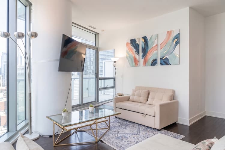 2Bdr+ Den, 4-Bed, CN Tower View with parking