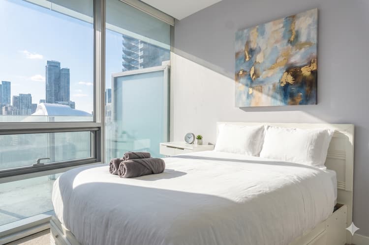 2Bdr+ Den, 4-Bed, CN Tower View with parking
