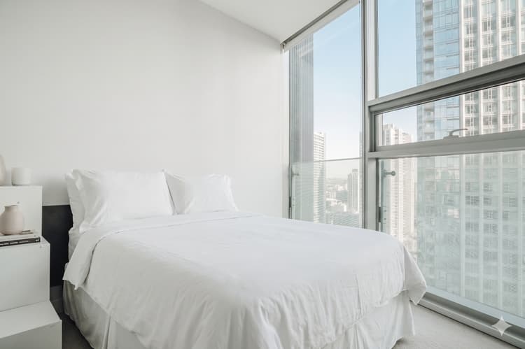 2Bdr+ Den, 4-Bed, CN Tower View with parking