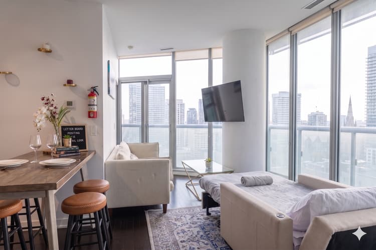 2Bdr+ Den, 4-Bed, CN Tower View with parking