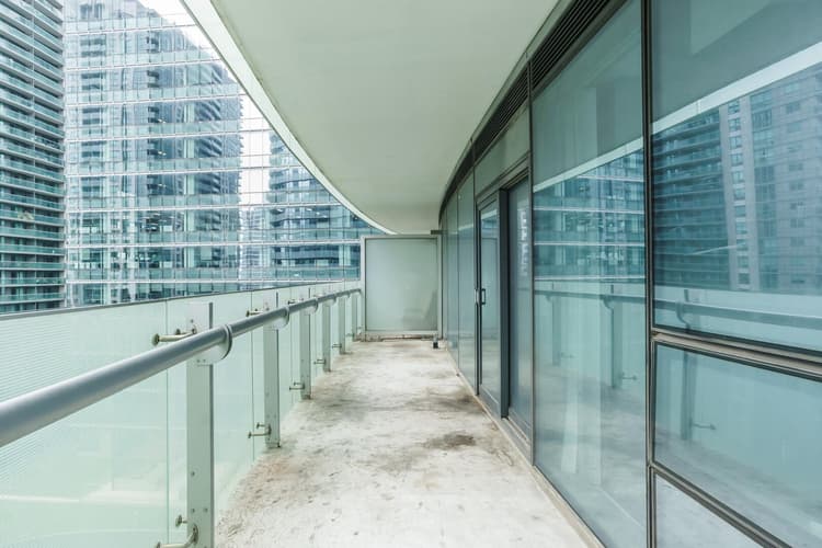 906-2-BDR, 3Beds 2 baths, across CN Tower Parking