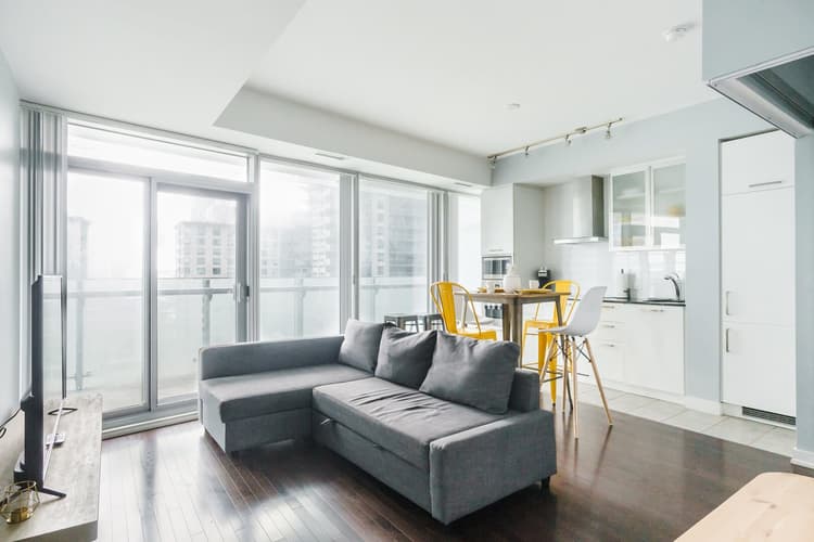 906-2-BDR, 3Beds 2 baths, across CN Tower Parking