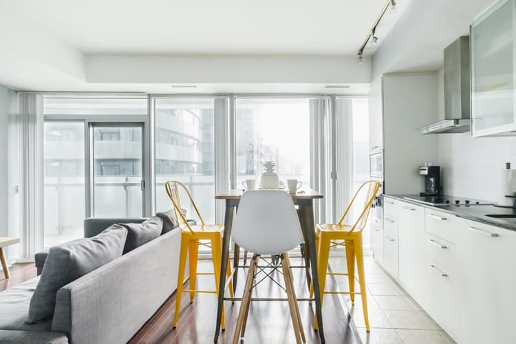 906-2-BDR, 3Beds 2 baths, across CN Tower Parking