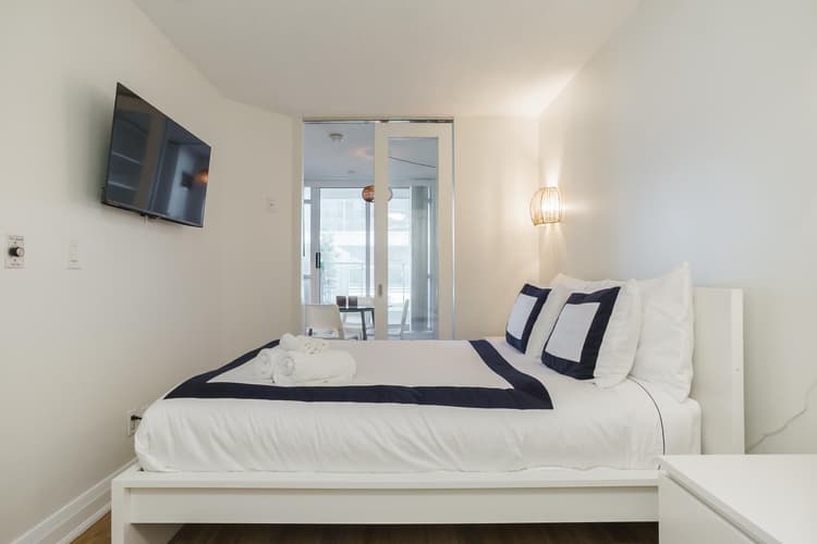 714- 2-Bdr, 3 Beds, 2 Bath by Scotiabank Arena, with Parking
