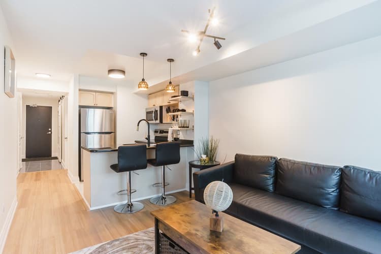 714- 2-Bdr, 3 Beds, 2 Bath by Scotiabank Arena, with Parking