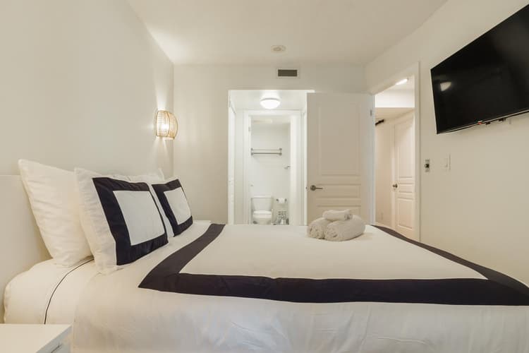 714- 2-Bdr, 3 Beds, 2 Bath by Scotiabank Arena, with Parking