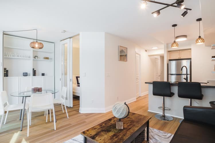 714- 2-Bdr, 3 Beds, 2 Bath by Scotiabank Arena, with Parking