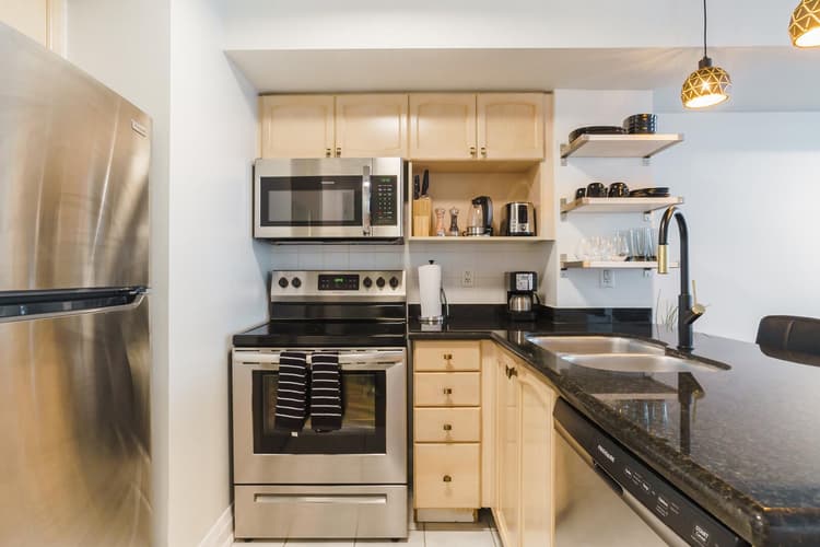 714- 2-Bdr, 3 Beds, 2 Bath by Scotiabank Arena, with Parking