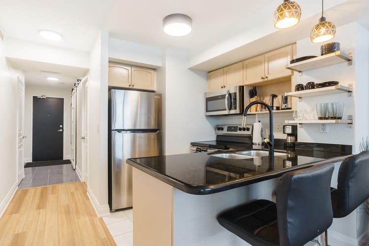 714- 2-Bdr, 3 Beds, 2 Bath by Scotiabank Arena, with Parking