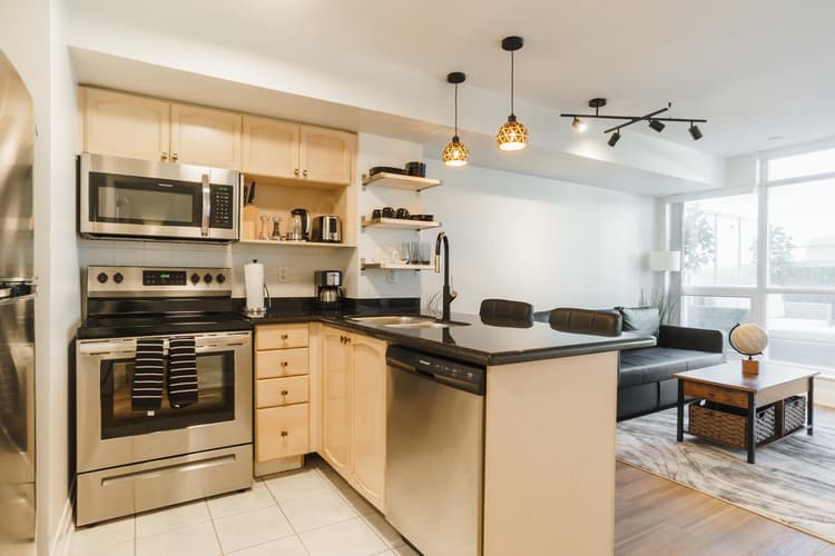 714- 2-Bdr, 3 Beds, 2 Bath by Scotiabank Arena, with Parking