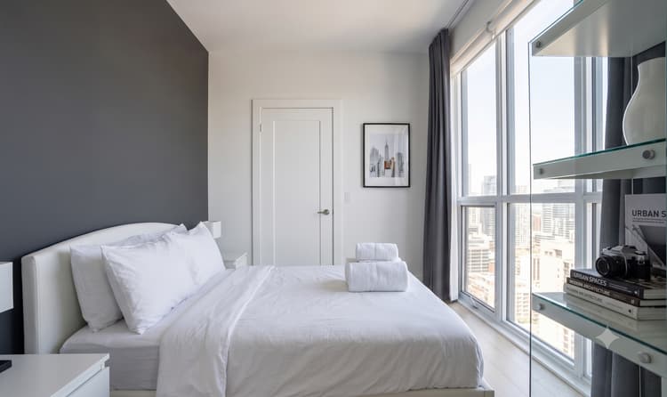 1BDR, Rogers Centre + Parking Across CN Tower
