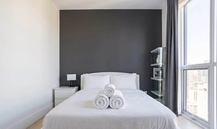 1BDR, Rogers Centre + Parking Across CN Tower